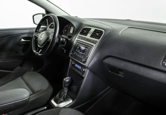 Подержанный автомобиль Volkswagen Polo Sedan 2018 года (9 фото)