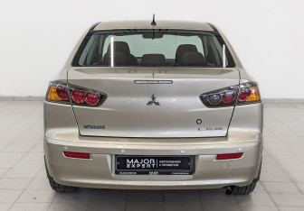 Подержанный автомобиль Mitsubishi Lancer Sedan 2010 года (6 фото)