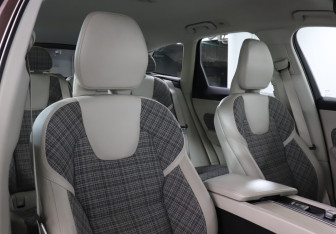 Подержанный автомобиль Volvo XC60 2018 года (16 фото)