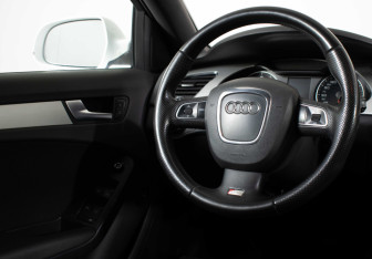 Подержанный автомобиль Audi A4 Sedan 2011 года (14 фото)