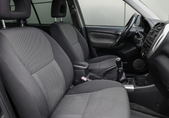 Подержанный автомобиль Toyota RAV4 2004 года (11 фото)