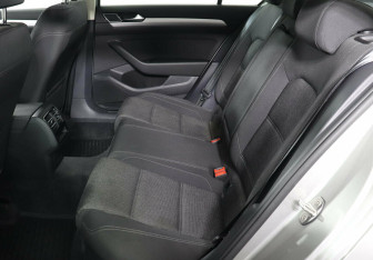 Подержанный автомобиль Volkswagen Passat Sedan 2015 года (7 фото)