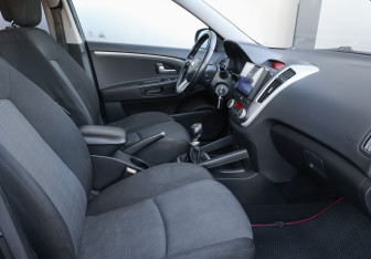 Подержанный автомобиль Kia Ceed Wagon 2010 года (12 фото)