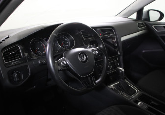 Подержанный автомобиль Volkswagen Golf Hatchback 2018 года (8 фото)