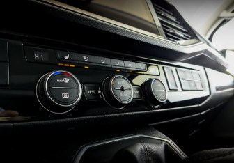 Подержанный автомобиль Volkswagen Multivan 2020 года (29 фото)