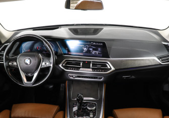 Подержанный автомобиль BMW X5 2019 года (10 фото)