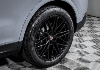 Подержанный автомобиль Porsche Cayenne 2024 года (15 фото)