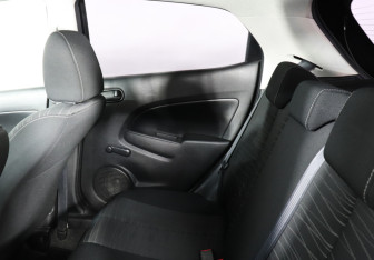 Подержанный автомобиль Mazda 2 Hatchback 2008 года (12 фото)