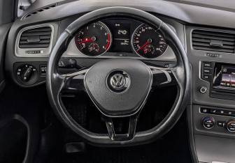 Подержанный автомобиль Volkswagen Golf Hatchback 2013 года (21 фото)