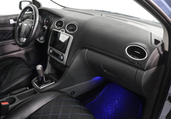 Подержанный автомобиль Ford Focus Sedan 2006 года (10 фото)