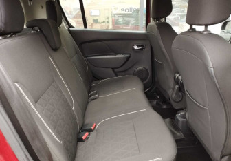 Подержанный автомобиль Renault Sandero 2018 года (11 фото)