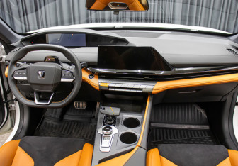 Подержанный автомобиль Changan UNI-V 2023 года (15 фото)