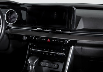 Подержанный автомобиль Kia Carnival 2023 года (13 фото)