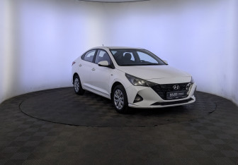 Подержанный автомобиль Hyundai Solaris Sedan 2021 года (3 фото)