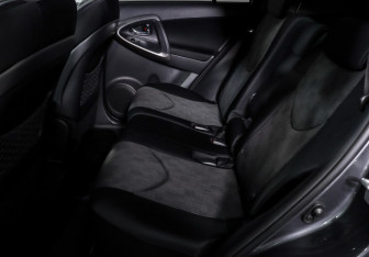 Подержанный автомобиль Toyota RAV4 2011 года (10 фото)