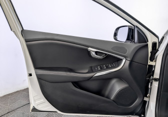 Подержанный автомобиль Volvo V40 Hatchback 2016 года (19 фото)