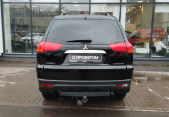 Подержанный автомобиль Mitsubishi Pajero Sport 2013 года (7 фото)