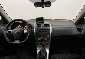 Подержанный автомобиль Toyota Corolla Sedan 2011 года (11 фото)