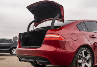 Подержанный автомобиль Jaguar XE 2018 года (18 фото)