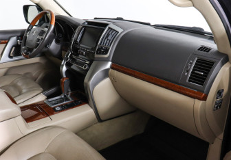 Подержанный автомобиль Toyota Land Cruiser Suv 2012 года (10 фото)