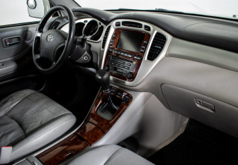 Подержанный автомобиль Toyota Highlander 2005 года (11 фото)