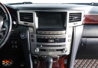 Подержанный автомобиль Lexus LX 2015 года (13 фото)