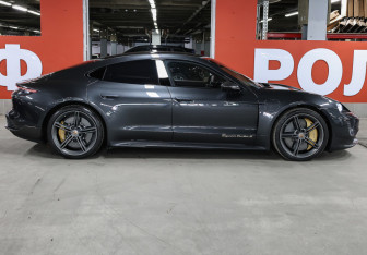 Подержанный автомобиль Porsche Taycan 2021 года (4 фото)