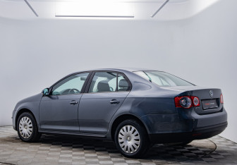 Подержанный автомобиль Volkswagen Jetta Sedan 2007 года (3 фото)