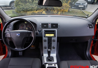 Подержанный автомобиль Volvo S40 2010 года (10 фото)