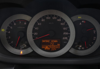 Подержанный автомобиль Toyota RAV4 2006 года (13 фото)