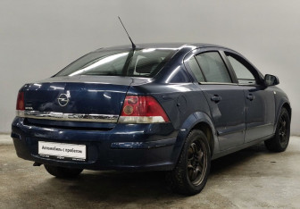 Подержанный автомобиль Opel Astra Sedan 2010 года (5 фото)
