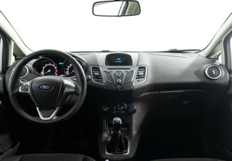 Подержанный автомобиль Ford Fiesta Sedan 2015 года (6 фото)