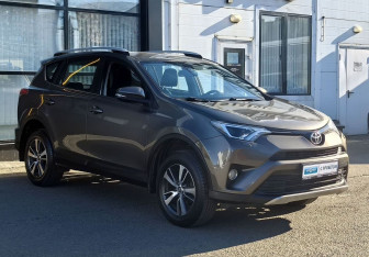 Подержанный автомобиль Toyota RAV4 2017 года (3 фото)