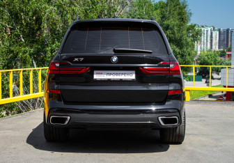 Подержанный автомобиль BMW X7 2021 года (6 фото)