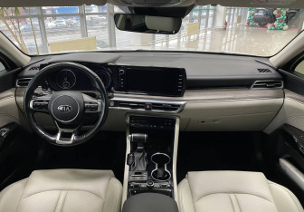 Подержанный автомобиль Kia K5 2021 года (11 фото)