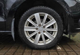 Подержанный автомобиль Volkswagen Polo Sedan 2012 года (13 фото)