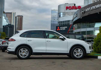 Подержанный автомобиль Porsche Cayenne 2015 года (3 фото)