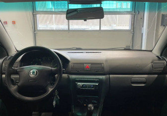 Подержанный автомобиль Skoda Octavia Liftback 2006 года (11 фото)