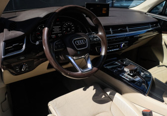 Подержанный автомобиль Audi Q7 2016 года (14 фото)