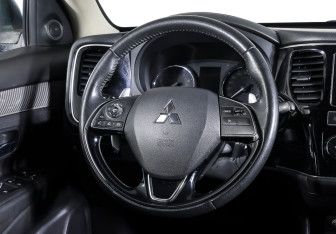 Подержанный автомобиль Mitsubishi Outlander 2019 года (16 фото)