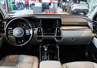 Подержанный автомобиль Kia Sorento 2023 года (10 фото)