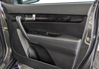 Подержанный автомобиль Kia Sorento 2016 года (25 фото)