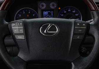 Подержанный автомобиль Lexus LX 2008 года (10 фото)
