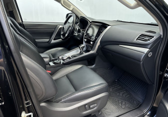Подержанный автомобиль Mitsubishi Pajero Sport 2022 года (13 фото)