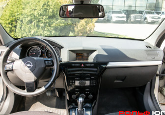 Подержанный автомобиль Opel Astra Hatchback 2008 года (8 фото)
