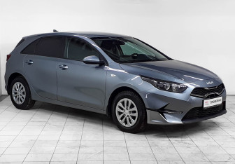Подержанный автомобиль Kia Ceed Hatchback 2022 года (3 фото)