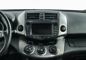 Подержанный автомобиль Toyota RAV4 2010 года (10 фото)