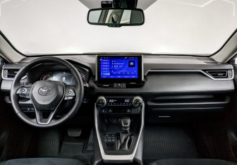 Подержанный автомобиль Toyota RAV4 2021 года (14 фото)