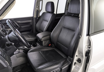 Подержанный автомобиль Mitsubishi Pajero 2015 года (20 фото)
