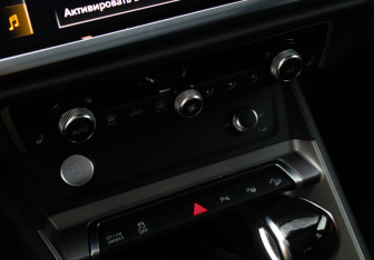 Подержанный автомобиль Audi Q3 2019 года (15 фото)